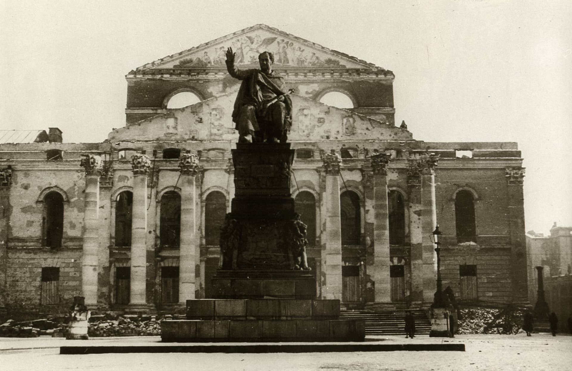 1945 Denkmal Max I Joseph vor ausgebranntem Nationaltheater | Munich Experience by Franz Schega